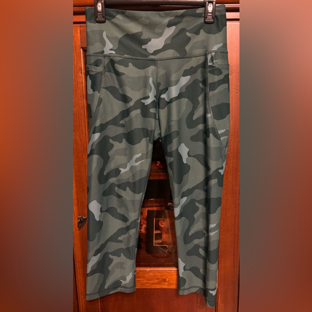 Old Navy Elevate w “Go Dry” technology Green Camouflage Leggings sz Large